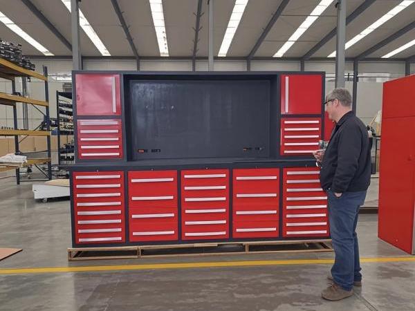 What are the characteristics of a multifunctional workbench?