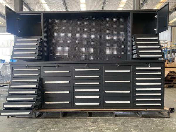 What are the common designs of tool workbenches?