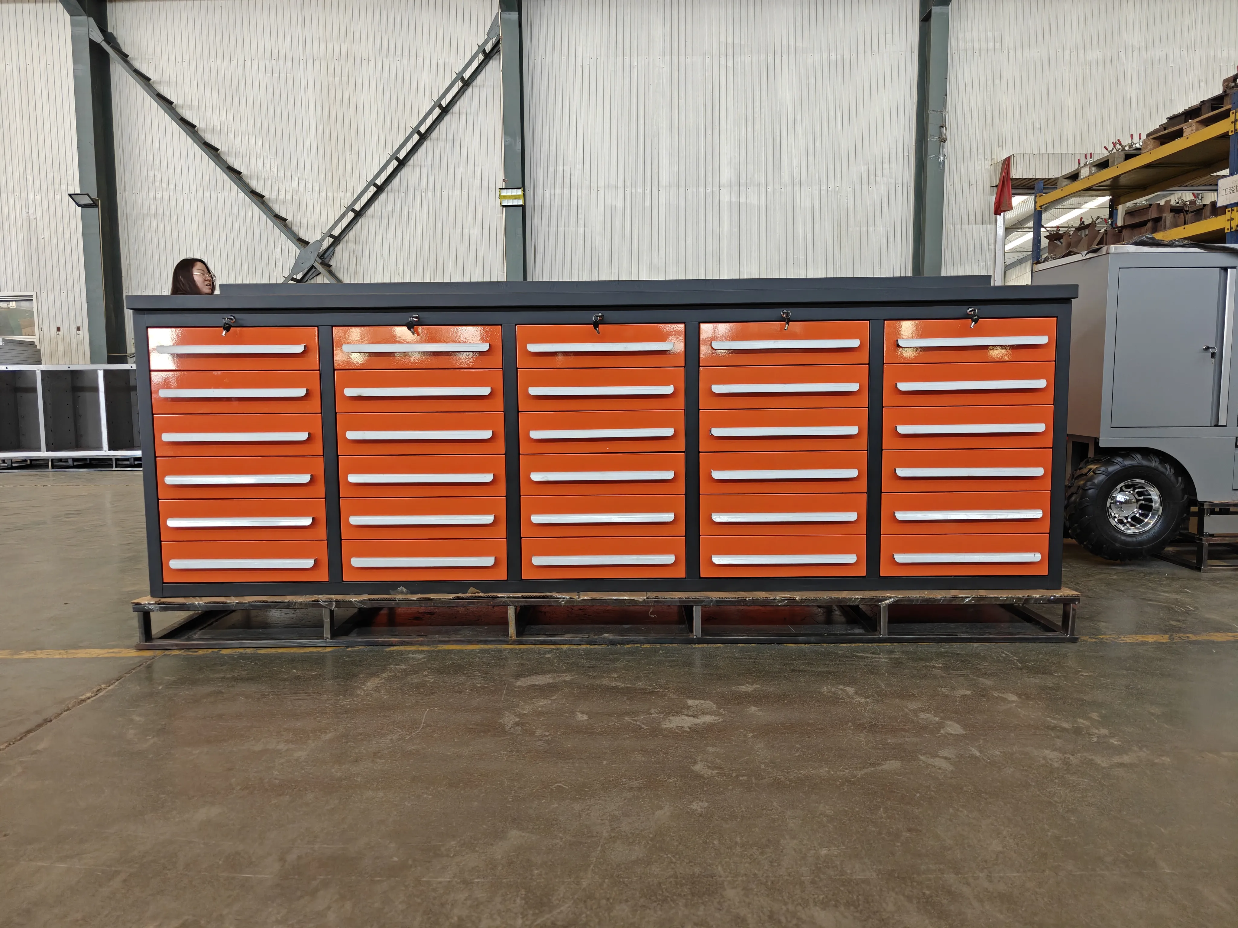 What are the features of the Orange 30 Drawer Workbench?