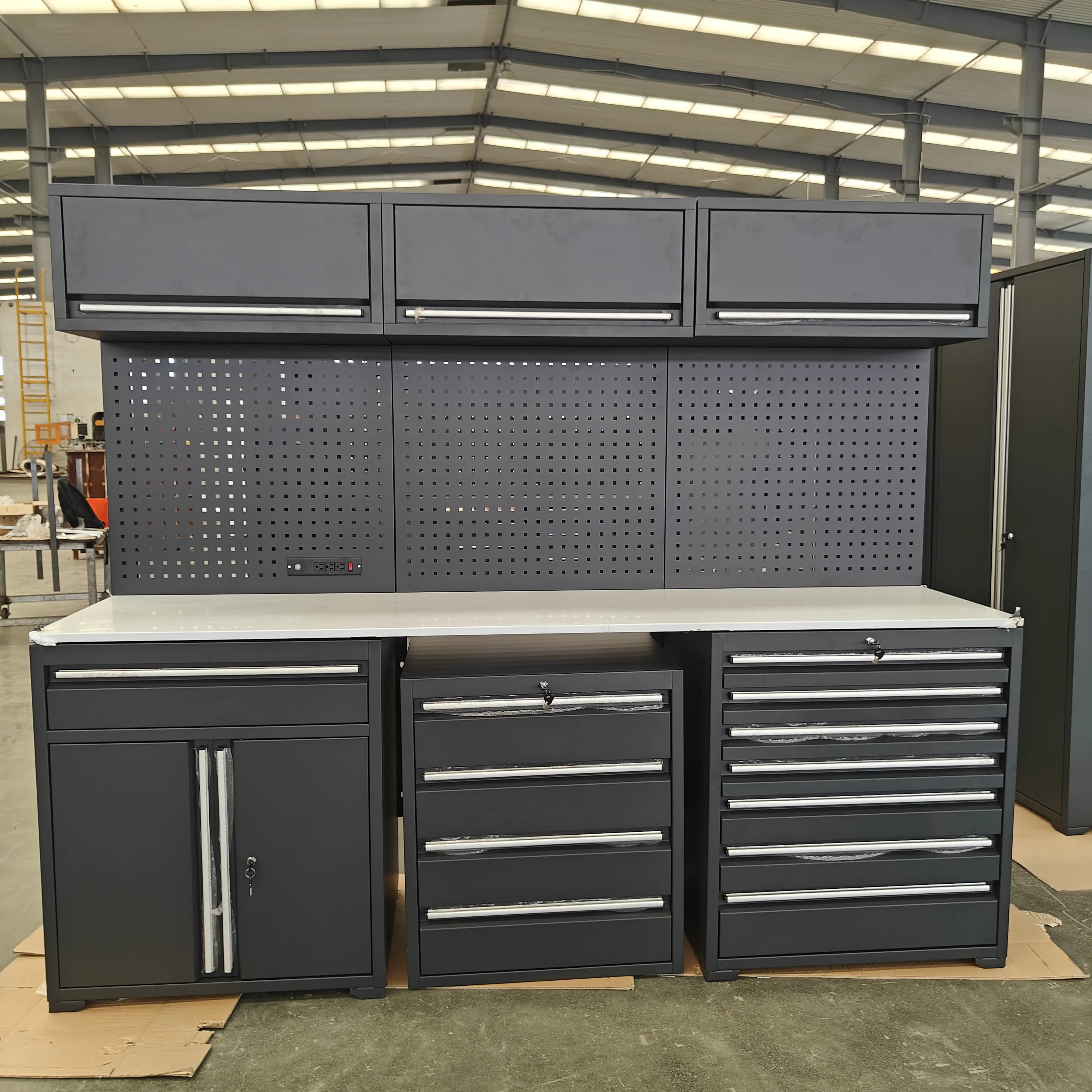What are the characteristics of Sturdy metal workbench?