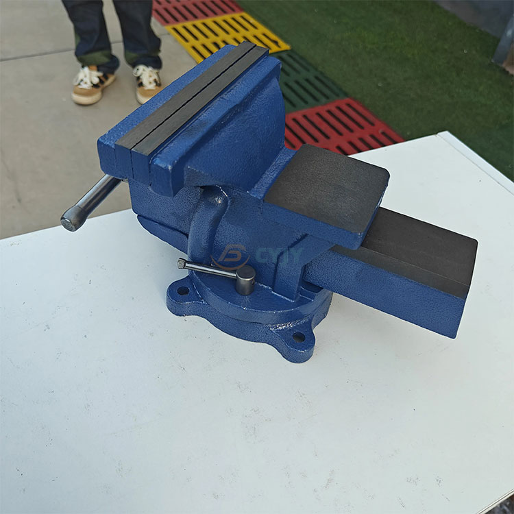 Bench Vise with Anvil