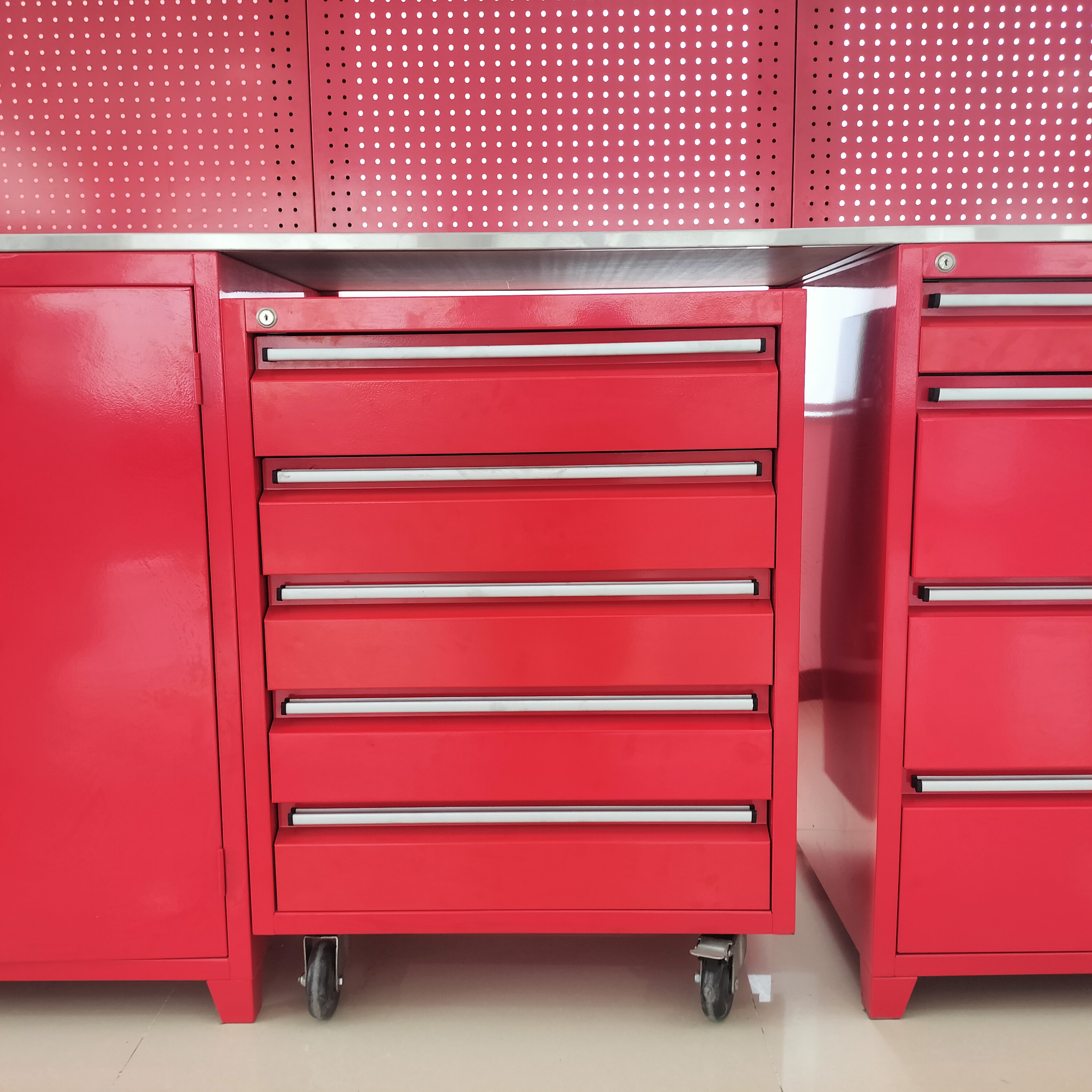Spraying Heavy Duty Garage Storage System